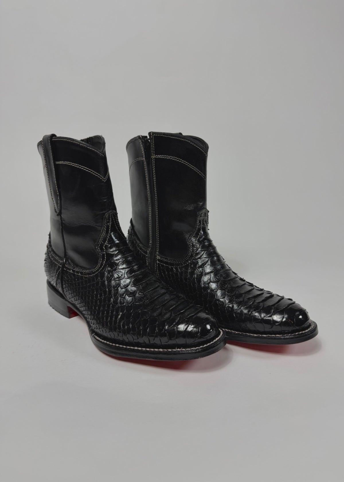 Bandidos Veneno Negro black python leather botines