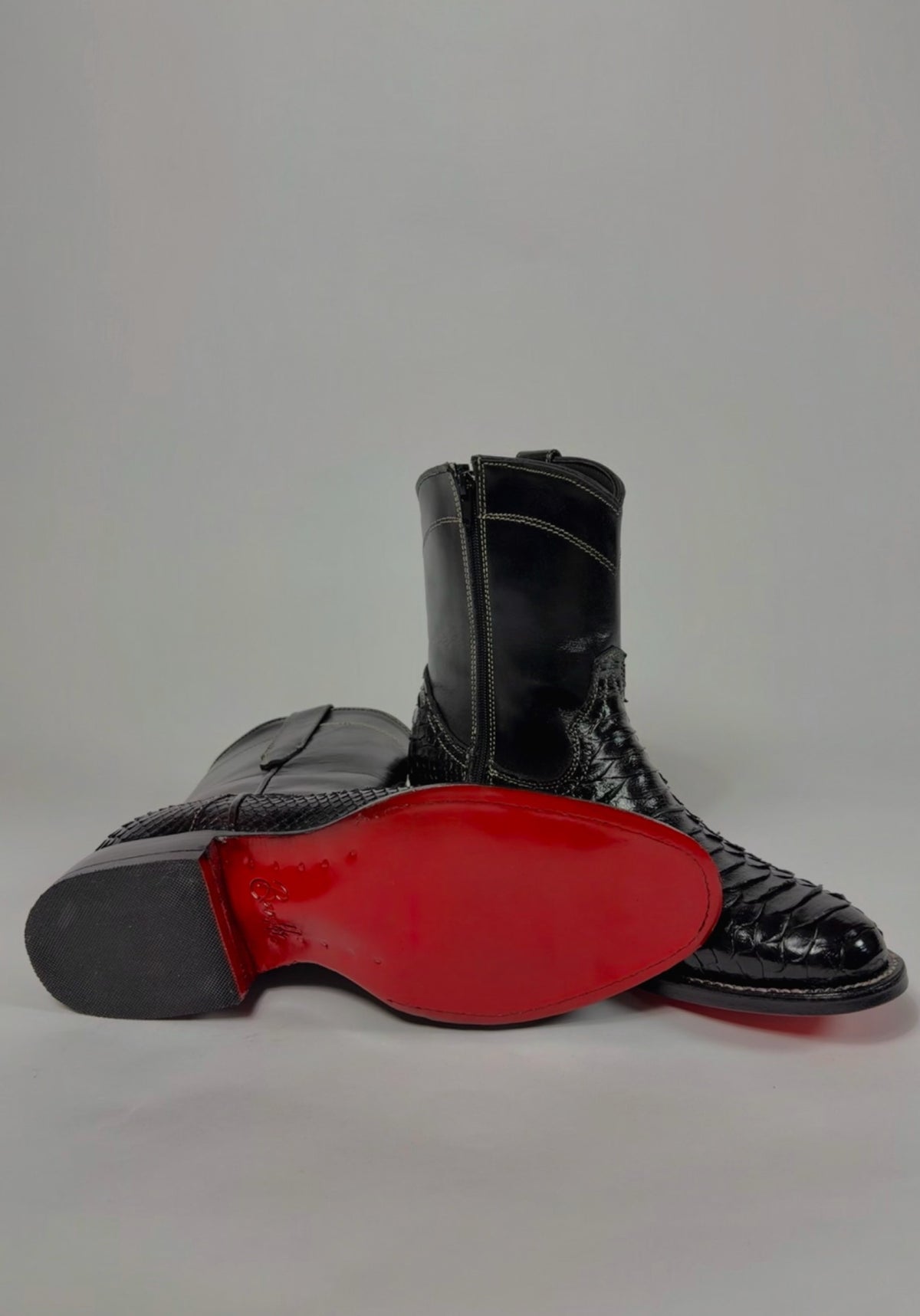 Veneno Negro signature red bottom sole